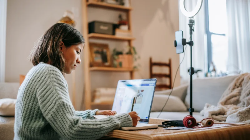 ragazza che crea contenuti per i social media con la tecnica del batching