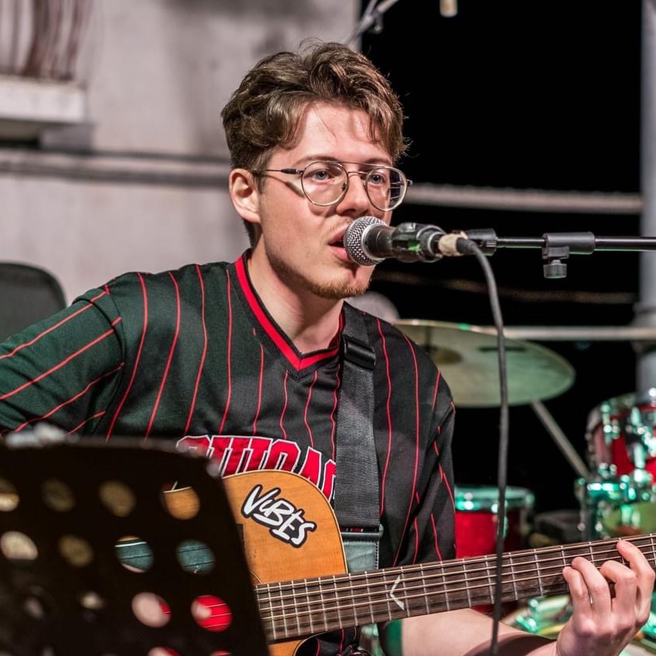 Luigi pizzuti che suona la chitarra